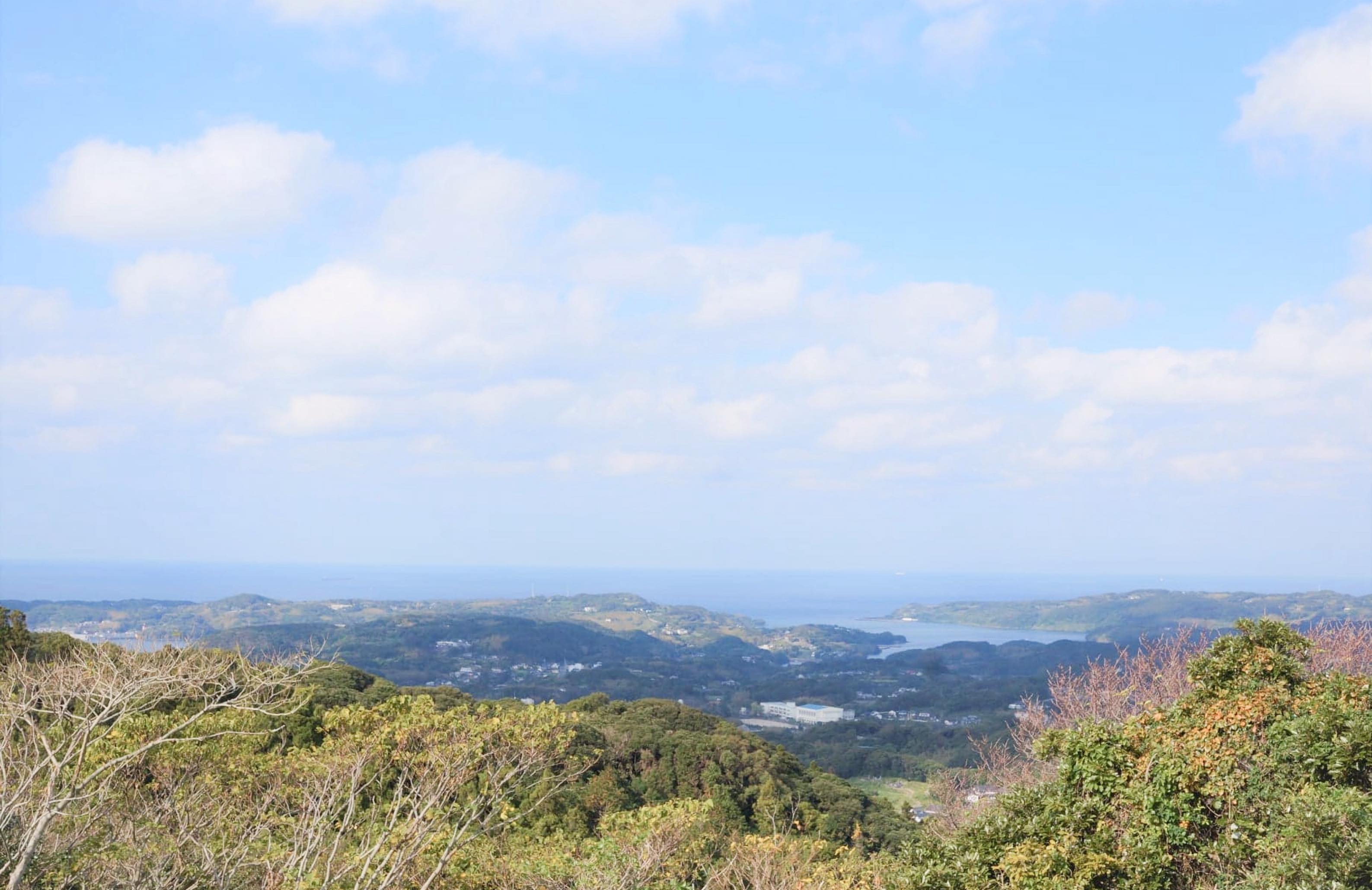 岳の辻から島全体を見渡す